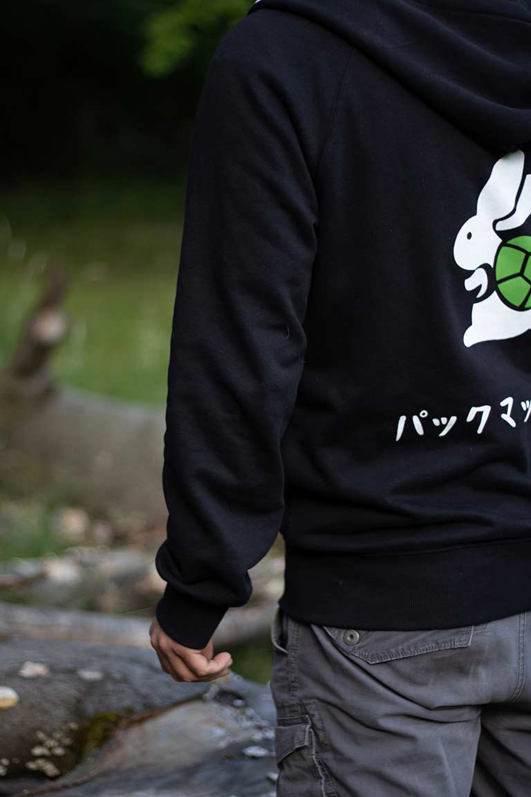 achterkant zwarte hoodie met japans packmatters logo