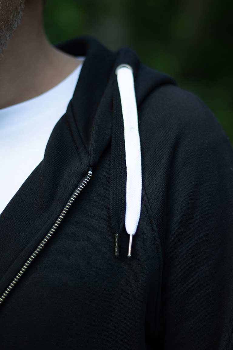 hoodie met zwarte en witte veters
