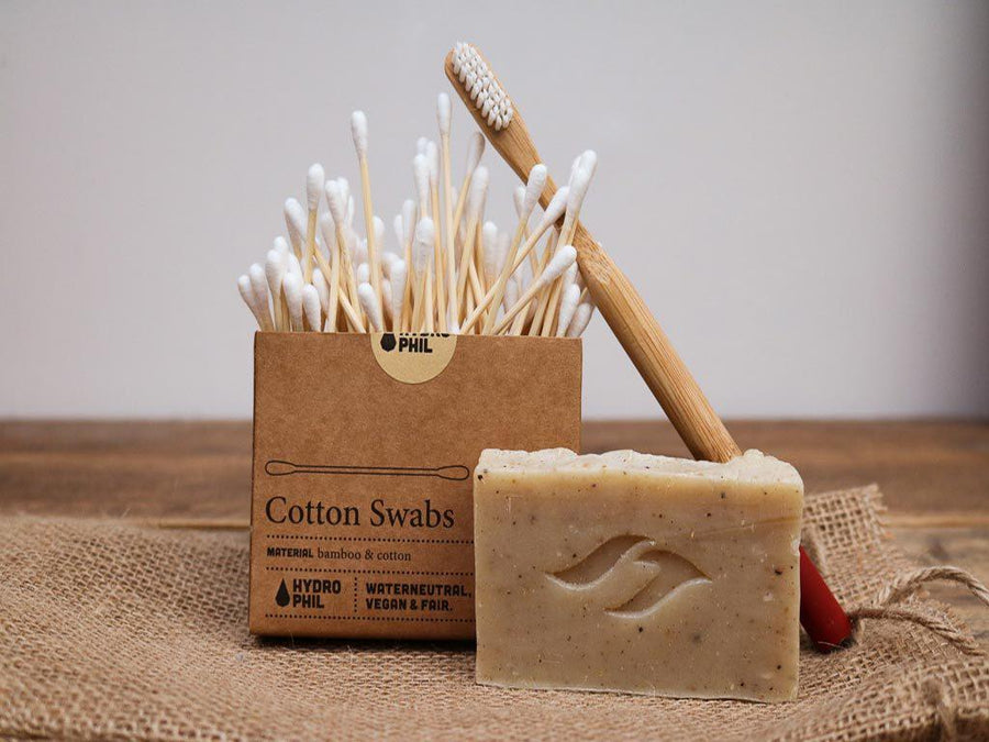 Bamboe oorstokjes en tandenborstel met organische zeep