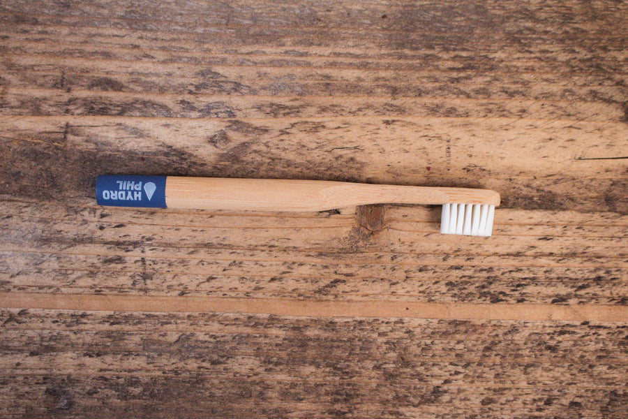 kleine blauwe bamboe tandenborstel